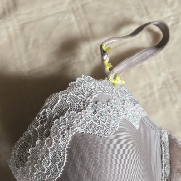 Flattering Victoria Secret Bra - Picture 2 of 5